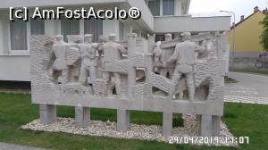 [P02] Tapolca. Sculptura din fața televiziunii » foto by ungureanica
 - 
<span class="allrVoted glyphicon glyphicon-heart hidden" id="av1113169"></span>
<a class="m-l-10 hidden" id="sv1113169" onclick="voting_Foto_DelVot(,1113169,5303)" role="button">șterge vot <span class="glyphicon glyphicon-remove"></span></a>
<a id="v91113169" class=" c-red"  onclick="voting_Foto_SetVot(1113169)" role="button"><span class="glyphicon glyphicon-heart-empty"></span> <b>LIKE</b> = Votează poza</a> <img class="hidden"  id="f1113169W9" src="/imagini/loader.gif" border="0" /><span class="AjErrMes hidden" id="e1113169ErM"></span>