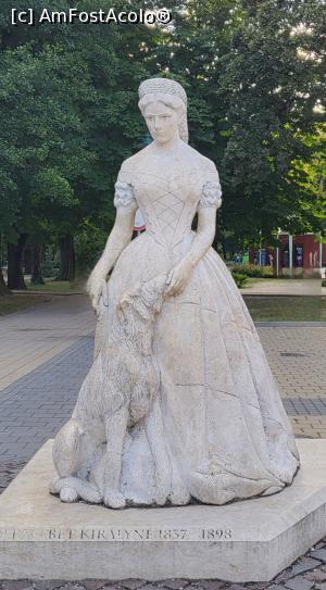 [P01] Promenada orasului Kezsthely e amenajata pe malul lacului, in spatele parcului Helikon, iar aici am descoperit o statuie in marime naturala a imparatesei Elisabeta (Sisi) alaturi de cainele ei. » foto by geani anto
 - 
<span class="allrVoted glyphicon glyphicon-heart hidden" id="av1334812"></span>
<a class="m-l-10 hidden" id="sv1334812" onclick="voting_Foto_DelVot(,1334812,5303)" role="button">șterge vot <span class="glyphicon glyphicon-remove"></span></a>
<a id="v91334812" class=" c-red"  onclick="voting_Foto_SetVot(1334812)" role="button"><span class="glyphicon glyphicon-heart-empty"></span> <b>LIKE</b> = Votează poza</a> <img class="hidden"  id="f1334812W9" src="/imagini/loader.gif" border="0" /><span class="AjErrMes hidden" id="e1334812ErM"></span>