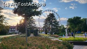 [P02] Plaja orasului (Városi Strand) este renovata, cu terenuri de sport pentru copii si adulti, cu toalete si cabine noi. Mai exista doua plaje amenajate in oras, una la dreapta, plaja Helikon si una la stanga, in nordul orasului, plaja Libas. Pentru toate plajele din Keszthely se plateste.  

In centrul zonei de promenada se afla o roata ca cele din parcurile de distractie. » foto by geani anto
 - 
<span class="allrVoted glyphicon glyphicon-heart hidden" id="av1334813"></span>
<a class="m-l-10 hidden" id="sv1334813" onclick="voting_Foto_DelVot(,1334813,5303)" role="button">șterge vot <span class="glyphicon glyphicon-remove"></span></a>
<a id="v91334813" class=" c-red"  onclick="voting_Foto_SetVot(1334813)" role="button"><span class="glyphicon glyphicon-heart-empty"></span> <b>LIKE</b> = Votează poza</a> <img class="hidden"  id="f1334813W9" src="/imagini/loader.gif" border="0" /><span class="AjErrMes hidden" id="e1334813ErM"></span>