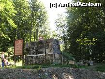 [P40] Dar ce vad?  Zidul de la intrare este cazut, fata de anul trecut cand era in picioare. Vezi poza urmatoare cum era in 2010 si cum este acum in 2011.  Oare ce lupte au avut loc aici, cine a atacat cetatea noastra a dacilor ? » foto by realitatea
 - 
<span class="allrVoted glyphicon glyphicon-heart hidden" id="av254936"></span>
<a class="m-l-10 hidden" id="sv254936" onclick="voting_Foto_DelVot(,254936,5311)" role="button">șterge vot <span class="glyphicon glyphicon-remove"></span></a>
<a id="v9254936" class=" c-red"  onclick="voting_Foto_SetVot(254936)" role="button"><span class="glyphicon glyphicon-heart-empty"></span> <b>LIKE</b> = Votează poza</a> <img class="hidden"  id="f254936W9" src="/imagini/loader.gif" border="0" /><span class="AjErrMes hidden" id="e254936ErM"></span>