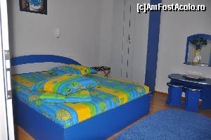 [P01] camera noastra cu pat matrimonial la parterul primei vile » foto by alunelu69
 - 
<span class="allrVoted glyphicon glyphicon-heart hidden" id="av669873"></span>
<a class="m-l-10 hidden" id="sv669873" onclick="voting_Foto_DelVot(,669873,5331)" role="button">șterge vot <span class="glyphicon glyphicon-remove"></span></a>
<a id="v9669873" class=" c-red"  onclick="voting_Foto_SetVot(669873)" role="button"><span class="glyphicon glyphicon-heart-empty"></span> <b>LIKE</b> = Votează poza</a> <img class="hidden"  id="f669873W9" src="/imagini/loader.gif" border="0" /><span class="AjErrMes hidden" id="e669873ErM"></span>