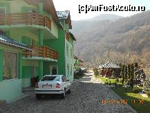 [P13] Intrarea in curtea pensiunii, mai intai este casa proprietarilor.  » foto by mutzi2
 - 
<span class="allrVoted glyphicon glyphicon-heart hidden" id="av371294"></span>
<a class="m-l-10 hidden" id="sv371294" onclick="voting_Foto_DelVot(,371294,5331)" role="button">șterge vot <span class="glyphicon glyphicon-remove"></span></a>
<a id="v9371294" class=" c-red"  onclick="voting_Foto_SetVot(371294)" role="button"><span class="glyphicon glyphicon-heart-empty"></span> <b>LIKE</b> = Votează poza</a> <img class="hidden"  id="f371294W9" src="/imagini/loader.gif" border="0" /><span class="AjErrMes hidden" id="e371294ErM"></span>