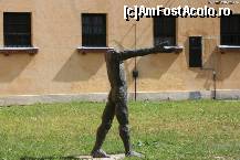 [P33] Cred ca fiecare din cei care au trait acele vremuri se regaseste in aceasta statueta » foto by mirelab
 - 
<span class="allrVoted glyphicon glyphicon-heart hidden" id="av19068"></span>
<a class="m-l-10 hidden" id="sv19068" onclick="voting_Foto_DelVot(,19068,5366)" role="button">șterge vot <span class="glyphicon glyphicon-remove"></span></a>
<a id="v919068" class=" c-red"  onclick="voting_Foto_SetVot(19068)" role="button"><span class="glyphicon glyphicon-heart-empty"></span> <b>LIKE</b> = Votează poza</a> <img class="hidden"  id="f19068W9" src="/imagini/loader.gif" border="0" /><span class="AjErrMes hidden" id="e19068ErM"></span>