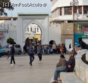 [P16] Poarta principala, Bab al-Fahs, din sud, care leaga orasul vechi Tanger de cel nou,  in culoarea alba, cu 3 arcade, cele 2 laterale fiind destinate oamenilor, iar cea din mijloc fiind pentru masini, motorete, carute. » foto by geani anto
 - 
<span class="allrVoted glyphicon glyphicon-heart hidden" id="av1300456"></span>
<a class="m-l-10 hidden" id="sv1300456" onclick="voting_Foto_DelVot(,1300456,5387)" role="button">șterge vot <span class="glyphicon glyphicon-remove"></span></a>
<a id="v91300456" class=" c-red"  onclick="voting_Foto_SetVot(1300456)" role="button"><span class="glyphicon glyphicon-heart-empty"></span> <b>LIKE</b> = Votează poza</a> <img class="hidden"  id="f1300456W9" src="/imagini/loader.gif" border="0" /><span class="AjErrMes hidden" id="e1300456ErM"></span>