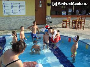 [P09] animatori la piscina copiii, in spate barul de la piscina » foto by titus
 - 
<span class="allrVoted glyphicon glyphicon-heart hidden" id="av411854"></span>
<a class="m-l-10 hidden" id="sv411854" onclick="voting_Foto_DelVot(,411854,5399)" role="button">șterge vot <span class="glyphicon glyphicon-remove"></span></a>
<a id="v9411854" class=" c-red"  onclick="voting_Foto_SetVot(411854)" role="button"><span class="glyphicon glyphicon-heart-empty"></span> <b>LIKE</b> = Votează poza</a> <img class="hidden"  id="f411854W9" src="/imagini/loader.gif" border="0" /><span class="AjErrMes hidden" id="e411854ErM"></span>