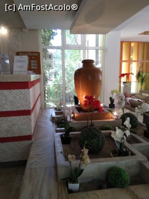 [P11] Decor din holul hotelului.  » foto by laura mihaela
 - 
<span class="allrVoted glyphicon glyphicon-heart hidden" id="av1000080"></span>
<a class="m-l-10 hidden" id="sv1000080" onclick="voting_Foto_DelVot(,1000080,5399)" role="button">șterge vot <span class="glyphicon glyphicon-remove"></span></a>
<a id="v91000080" class=" c-red"  onclick="voting_Foto_SetVot(1000080)" role="button"><span class="glyphicon glyphicon-heart-empty"></span> <b>LIKE</b> = Votează poza</a> <img class="hidden"  id="f1000080W9" src="/imagini/loader.gif" border="0" /><span class="AjErrMes hidden" id="e1000080ErM"></span>