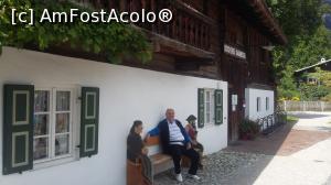 [P12] Aici mă odihnesc şi eu un pic lângă doi 'localnici'. Garmisch-Partenkirchen (' cartierul' Garmisch), Germania.  » foto by traian.leuca †
 - 
<span class="allrVoted glyphicon glyphicon-heart hidden" id="av1057979"></span>
<a class="m-l-10 hidden" id="sv1057979" onclick="voting_Foto_DelVot(,1057979,5408)" role="button">șterge vot <span class="glyphicon glyphicon-remove"></span></a>
<a id="v91057979" class=" c-red"  onclick="voting_Foto_SetVot(1057979)" role="button"><span class="glyphicon glyphicon-heart-empty"></span> <b>LIKE</b> = Votează poza</a> <img class="hidden"  id="f1057979W9" src="/imagini/loader.gif" border="0" /><span class="AjErrMes hidden" id="e1057979ErM"></span>