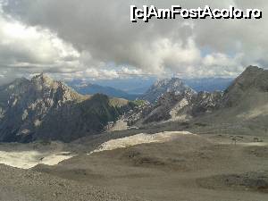 [P20] zona de schi Zugspitzplatt la 2690m » foto by spiros
 - 
<span class="allrVoted glyphicon glyphicon-heart hidden" id="av679675"></span>
<a class="m-l-10 hidden" id="sv679675" onclick="voting_Foto_DelVot(,679675,5408)" role="button">șterge vot <span class="glyphicon glyphicon-remove"></span></a>
<a id="v9679675" class=" c-red"  onclick="voting_Foto_SetVot(679675)" role="button"><span class="glyphicon glyphicon-heart-empty"></span> <b>LIKE</b> = Votează poza</a> <img class="hidden"  id="f679675W9" src="/imagini/loader.gif" border="0" /><span class="AjErrMes hidden" id="e679675ErM"></span>