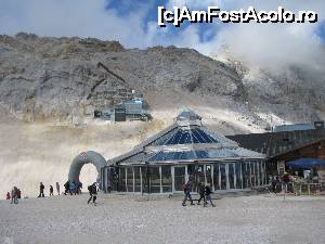 [P24] Restaurantul in prim plan, Statia meteo in plan secun iar sus in cerata e Zugspitze » foto by spiros
 - 
<span class="allrVoted glyphicon glyphicon-heart hidden" id="av679685"></span>
<a class="m-l-10 hidden" id="sv679685" onclick="voting_Foto_DelVot(,679685,5408)" role="button">șterge vot <span class="glyphicon glyphicon-remove"></span></a>
<a id="v9679685" class=" c-red"  onclick="voting_Foto_SetVot(679685)" role="button"><span class="glyphicon glyphicon-heart-empty"></span> <b>LIKE</b> = Votează poza</a> <img class="hidden"  id="f679685W9" src="/imagini/loader.gif" border="0" /><span class="AjErrMes hidden" id="e679685ErM"></span>