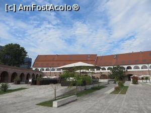 [P14] Spațiul central din interiorul bastionului - în mijloc se află o cafenea.  » foto by tata123 🔱
 - 
<span class="allrVoted glyphicon glyphicon-heart hidden" id="av814881"></span>
<a class="m-l-10 hidden" id="sv814881" onclick="voting_Foto_DelVot(,814881,5428)" role="button">șterge vot <span class="glyphicon glyphicon-remove"></span></a>
<a id="v9814881" class=" c-red"  onclick="voting_Foto_SetVot(814881)" role="button"><span class="glyphicon glyphicon-heart-empty"></span> <b>LIKE</b> = Votează poza</a> <img class="hidden"  id="f814881W9" src="/imagini/loader.gif" border="0" /><span class="AjErrMes hidden" id="e814881ErM"></span>