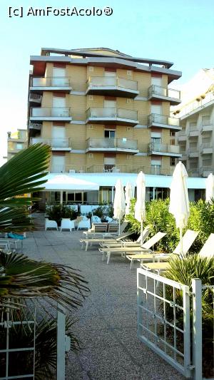 [P04] Hotelul Imperial Palace - portița prin care ieseam pe plajă » foto by gettyy
 - 
<span class="allrVoted glyphicon glyphicon-heart hidden" id="av1124781"></span>
<a class="m-l-10 hidden" id="sv1124781" onclick="voting_Foto_DelVot(,1124781,5438)" role="button">șterge vot <span class="glyphicon glyphicon-remove"></span></a>
<a id="v91124781" class=" c-red"  onclick="voting_Foto_SetVot(1124781)" role="button"><span class="glyphicon glyphicon-heart-empty"></span> <b>LIKE</b> = Votează poza</a> <img class="hidden"  id="f1124781W9" src="/imagini/loader.gif" border="0" /><span class="AjErrMes hidden" id="e1124781ErM"></span>