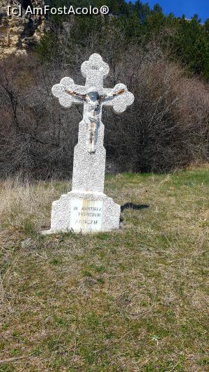 [P58] Crucea de piatră de la baza stâncii - Chilia lui Ambrozie » foto by k-lator
 - 
<span class="allrVoted glyphicon glyphicon-heart hidden" id="av1221692"></span>
<a class="m-l-10 hidden" id="sv1221692" onclick="voting_Foto_DelVot(,1221692,5439)" role="button">șterge vot <span class="glyphicon glyphicon-remove"></span></a>
<a id="v91221692" class=" c-red"  onclick="voting_Foto_SetVot(1221692)" role="button"><span class="glyphicon glyphicon-heart-empty"></span> <b>LIKE</b> = Votează poza</a> <img class="hidden"  id="f1221692W9" src="/imagini/loader.gif" border="0" /><span class="AjErrMes hidden" id="e1221692ErM"></span>