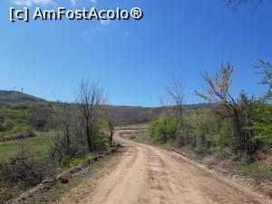 [P02] Am parcurs circa patru kilometri pe drum agricol bine întreținut până am ajuns la rezervație. O bună parte a acestui drum se parcurge în urcare și ar putea fi dificil pe timp de ploaie. » foto by Floryn81
 - 
<span class="allrVoted glyphicon glyphicon-heart hidden" id="av1224080"></span>
<a class="m-l-10 hidden" id="sv1224080" onclick="voting_Foto_DelVot(,1224080,5439)" role="button">șterge vot <span class="glyphicon glyphicon-remove"></span></a>
<a id="v91224080" class=" c-red"  onclick="voting_Foto_SetVot(1224080)" role="button"><span class="glyphicon glyphicon-heart-empty"></span> <b>LIKE</b> = Votează poza</a> <img class="hidden"  id="f1224080W9" src="/imagini/loader.gif" border="0" /><span class="AjErrMes hidden" id="e1224080ErM"></span>