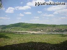 [P51] În depărtare, dincolo de albia râului Râmnicu Sărat, se vede satul Ceairu (aprilie 2012). Pădurea stăpânește și dealul opus. » foto by Floryn81
 - 
<span class="allrVoted glyphicon glyphicon-heart hidden" id="av312763"></span>
<a class="m-l-10 hidden" id="sv312763" onclick="voting_Foto_DelVot(,312763,5439)" role="button">șterge vot <span class="glyphicon glyphicon-remove"></span></a>
<a id="v9312763" class=" c-red"  onclick="voting_Foto_SetVot(312763)" role="button"><span class="glyphicon glyphicon-heart-empty"></span> <b>LIKE</b> = Votează poza</a> <img class="hidden"  id="f312763W9" src="/imagini/loader.gif" border="0" /><span class="AjErrMes hidden" id="e312763ErM"></span>