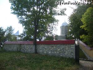 [P13] Schitul Cetățuia - Ne apropiem de curtea interioară a lăcașului de cult. Se observă tot mai bine silueta bisericii vechi a schitului.  » foto by Floryn81
 - 
<span class="allrVoted glyphicon glyphicon-heart hidden" id="av603456"></span>
<a class="m-l-10 hidden" id="sv603456" onclick="voting_Foto_DelVot(,603456,5439)" role="button">șterge vot <span class="glyphicon glyphicon-remove"></span></a>
<a id="v9603456" class=" c-red"  onclick="voting_Foto_SetVot(603456)" role="button"><span class="glyphicon glyphicon-heart-empty"></span> <b>LIKE</b> = Votează poza</a> <img class="hidden"  id="f603456W9" src="/imagini/loader.gif" border="0" /><span class="AjErrMes hidden" id="e603456ErM"></span>