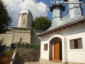 [P17] Schitul Cetățuia - Se observă cele două biserici ale schitului: În plan îndepărtat este biserica veche a lăcașului de cult având hramul ”Schimbarea la față”, iar în partea dreaptă se află paraclisul schitului, ridicat în perioada 2003-2007. Paraclisul este locul unde se țin acum slujbele.  » foto by Floryn81
 - 
<span class="allrVoted glyphicon glyphicon-heart hidden" id="av603462"></span>
<a class="m-l-10 hidden" id="sv603462" onclick="voting_Foto_DelVot(,603462,5439)" role="button">șterge vot <span class="glyphicon glyphicon-remove"></span></a>
<a id="v9603462" class=" c-red"  onclick="voting_Foto_SetVot(603462)" role="button"><span class="glyphicon glyphicon-heart-empty"></span> <b>LIKE</b> = Votează poza</a> <img class="hidden"  id="f603462W9" src="/imagini/loader.gif" border="0" /><span class="AjErrMes hidden" id="e603462ErM"></span>