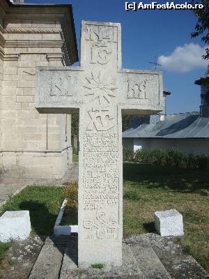[P21] Schitul Cetățuia -În partea dreaptă a intrării în biserica veche se află o cruce din piatră, ce stă aici din anul 1849, înainte de construirea lăcașului de cult. Crucea a fost amplasată tot de singhelul Iosif, cel care a avut apoi un rol decisiv în ridicarea bisericii.  » foto by Floryn81
 - 
<span class="allrVoted glyphicon glyphicon-heart hidden" id="av603472"></span>
<a class="m-l-10 hidden" id="sv603472" onclick="voting_Foto_DelVot(,603472,5439)" role="button">șterge vot <span class="glyphicon glyphicon-remove"></span></a>
<a id="v9603472" class=" c-red"  onclick="voting_Foto_SetVot(603472)" role="button"><span class="glyphicon glyphicon-heart-empty"></span> <b>LIKE</b> = Votează poza</a> <img class="hidden"  id="f603472W9" src="/imagini/loader.gif" border="0" /><span class="AjErrMes hidden" id="e603472ErM"></span>