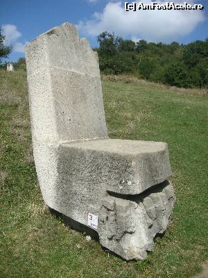 [P51] Tabăra de sculptură Măgura - Lucrarea ”Scaun domnesc”, realizată de artistul Dinu Câmpeanu în anul 1977 (Ediția a VIII-a).  » foto by Floryn81
 - 
<span class="allrVoted glyphicon glyphicon-heart hidden" id="av603502"></span>
<a class="m-l-10 hidden" id="sv603502" onclick="voting_Foto_DelVot(,603502,5439)" role="button">șterge vot <span class="glyphicon glyphicon-remove"></span></a>
<a id="v9603502" class=" c-red"  onclick="voting_Foto_SetVot(603502)" role="button"><span class="glyphicon glyphicon-heart-empty"></span> <b>LIKE</b> = Votează poza</a> <img class="hidden"  id="f603502W9" src="/imagini/loader.gif" border="0" /><span class="AjErrMes hidden" id="e603502ErM"></span>