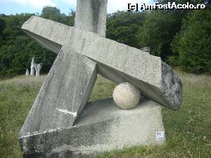 [P57] Tabăra de sculptură Măgura - Lucrarea ”Imprevizibil”, realizată de artistul Aurel Holuța în anul 1972 (Ediția a III-a).  » foto by Floryn81
 - 
<span class="allrVoted glyphicon glyphicon-heart hidden" id="av603508"></span>
<a class="m-l-10 hidden" id="sv603508" onclick="voting_Foto_DelVot(,603508,5439)" role="button">șterge vot <span class="glyphicon glyphicon-remove"></span></a>
<a id="v9603508" class=" c-red"  onclick="voting_Foto_SetVot(603508)" role="button"><span class="glyphicon glyphicon-heart-empty"></span> <b>LIKE</b> = Votează poza</a> <img class="hidden"  id="f603508W9" src="/imagini/loader.gif" border="0" /><span class="AjErrMes hidden" id="e603508ErM"></span>