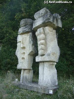 [P61] Tabăra de sculptură Măgura - Lucrările se află expuse și la marginea pădurii sau chiar prin pădure. Aici avem o sculptură realizată în anul 1973.  » foto by Floryn81
 - 
<span class="allrVoted glyphicon glyphicon-heart hidden" id="av603512"></span>
<a class="m-l-10 hidden" id="sv603512" onclick="voting_Foto_DelVot(,603512,5439)" role="button">șterge vot <span class="glyphicon glyphicon-remove"></span></a>
<a id="v9603512" class=" c-red"  onclick="voting_Foto_SetVot(603512)" role="button"><span class="glyphicon glyphicon-heart-empty"></span> <b>LIKE</b> = Votează poza</a> <img class="hidden"  id="f603512W9" src="/imagini/loader.gif" border="0" /><span class="AjErrMes hidden" id="e603512ErM"></span>