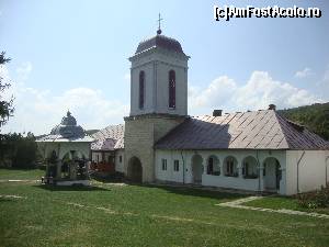 [P17] Mănăstirea Ciolanu - Pe sub clopotniță am intrat în curtea mănăstirii. În imagine se mai observă una dintre cele două fântâni din curtea lăcașului de cult.  » foto by Floryn81
 - 
<span class="allrVoted glyphicon glyphicon-heart hidden" id="av605042"></span>
<a class="m-l-10 hidden" id="sv605042" onclick="voting_Foto_DelVot(,605042,5439)" role="button">șterge vot <span class="glyphicon glyphicon-remove"></span></a>
<a id="v9605042" class=" c-red"  onclick="voting_Foto_SetVot(605042)" role="button"><span class="glyphicon glyphicon-heart-empty"></span> <b>LIKE</b> = Votează poza</a> <img class="hidden"  id="f605042W9" src="/imagini/loader.gif" border="0" /><span class="AjErrMes hidden" id="e605042ErM"></span>