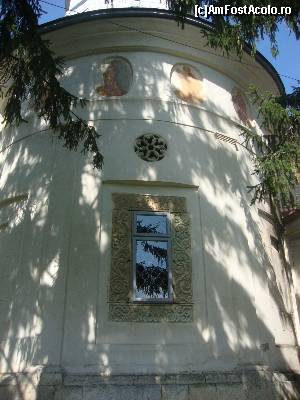 [P23] Mănăstirea Ciolanu - biserica mare având hramul ”Sfinții Apostoli Petru și Pavel” (detaliu arhitectonic exterior).  » foto by Floryn81
 - 
<span class="allrVoted glyphicon glyphicon-heart hidden" id="av605048"></span>
<a class="m-l-10 hidden" id="sv605048" onclick="voting_Foto_DelVot(,605048,5439)" role="button">șterge vot <span class="glyphicon glyphicon-remove"></span></a>
<a id="v9605048" class=" c-red"  onclick="voting_Foto_SetVot(605048)" role="button"><span class="glyphicon glyphicon-heart-empty"></span> <b>LIKE</b> = Votează poza</a> <img class="hidden"  id="f605048W9" src="/imagini/loader.gif" border="0" /><span class="AjErrMes hidden" id="e605048ErM"></span>