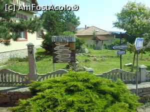 [P16] Intre Sahateni si Naeni. Indicatoare spre Biserica dintr-o Piatra si alte obiective de interes turistic. » foto by iulianic
 - 
<span class="allrVoted glyphicon glyphicon-heart hidden" id="av1305983"></span>
<a class="m-l-10 hidden" id="sv1305983" onclick="voting_Foto_DelVot(,1305983,5439)" role="button">șterge vot <span class="glyphicon glyphicon-remove"></span></a>
<a id="v91305983" class=" c-red"  onclick="voting_Foto_SetVot(1305983)" role="button"><span class="glyphicon glyphicon-heart-empty"></span> <b>LIKE</b> = Votează poza</a> <img class="hidden"  id="f1305983W9" src="/imagini/loader.gif" border="0" /><span class="AjErrMes hidden" id="e1305983ErM"></span>