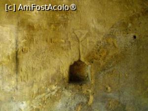 [P18] Schiturile Rupestre Bozioru, Schitul Fundul Peșterii (Profiru), Firida săpată în peretele vestic seamănă cu un altar » foto by mprofeanu <span class="label label-default labelC_thin small">NEVOTABILĂ</span>
