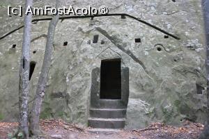[P41] Schiturile Rupestre Bozioru, Bisericuța lui Iosif, Fațada cioplită în stâncă, „Ușa” și „Fereastra” protejate împotriva scurgerilor de pe stâncă cu un șant săpat deasupra lor » foto by mprofeanu
 - 
<span class="allrVoted glyphicon glyphicon-heart hidden" id="av1409690"></span>
<a class="m-l-10 hidden" id="sv1409690" onclick="voting_Foto_DelVot(,1409690,5439)" role="button">șterge vot <span class="glyphicon glyphicon-remove"></span></a>
<a id="v91409690" class=" c-red"  onclick="voting_Foto_SetVot(1409690)" role="button"><span class="glyphicon glyphicon-heart-empty"></span> <b>LIKE</b> = Votează poza</a> <img class="hidden"  id="f1409690W9" src="/imagini/loader.gif" border="0" /><span class="AjErrMes hidden" id="e1409690ErM"></span>