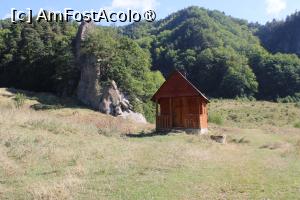 [P09] Poiana Cozanei, Troița ca reper, se vede stânca cu ramificația, la dreapta spre Schitul Fundul Peșterii, la stânga celelalte Schituri Rupestre Bozioru » foto by mprofeanu
 - 
<span class="allrVoted glyphicon glyphicon-heart hidden" id="av1409658"></span>
<a class="m-l-10 hidden" id="sv1409658" onclick="voting_Foto_DelVot(,1409658,5439)" role="button">șterge vot <span class="glyphicon glyphicon-remove"></span></a>
<a id="v91409658" class=" c-red"  onclick="voting_Foto_SetVot(1409658)" role="button"><span class="glyphicon glyphicon-heart-empty"></span> <b>LIKE</b> = Votează poza</a> <img class="hidden"  id="f1409658W9" src="/imagini/loader.gif" border="0" /><span class="AjErrMes hidden" id="e1409658ErM"></span>