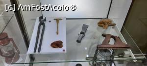 [P10] Colți, Județul Buzău, Muzeul Chihlimbarului, Etaj, Sala 1 „Extragerea și prelucrarea chihlimbarului”, Obiecte folosite de căutătorii de chihlimbar » foto by mprofeanu
 - 
<span class="allrVoted glyphicon glyphicon-heart hidden" id="av1413604"></span>
<a class="m-l-10 hidden" id="sv1413604" onclick="voting_Foto_DelVot(,1413604,5439)" role="button">șterge vot <span class="glyphicon glyphicon-remove"></span></a>
<a id="v91413604" class=" c-red"  onclick="voting_Foto_SetVot(1413604)" role="button"><span class="glyphicon glyphicon-heart-empty"></span> <b>LIKE</b> = Votează poza</a> <img class="hidden"  id="f1413604W9" src="/imagini/loader.gif" border="0" /><span class="AjErrMes hidden" id="e1413604ErM"></span>