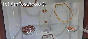 [P16] Colți, Județul Buzău, Muzeul Chihlimbarului, Etaj, Sala 2 „Chihlimbarul. Istoric și rafinament”, Podoabe diferite » foto by mprofeanu
 - 
<span class="allrVoted glyphicon glyphicon-heart hidden" id="av1413610"></span>
<a class="m-l-10 hidden" id="sv1413610" onclick="voting_Foto_DelVot(,1413610,5439)" role="button">șterge vot <span class="glyphicon glyphicon-remove"></span></a>
<a id="v91413610" class=" c-red"  onclick="voting_Foto_SetVot(1413610)" role="button"><span class="glyphicon glyphicon-heart-empty"></span> <b>LIKE</b> = Votează poza</a> <img class="hidden"  id="f1413610W9" src="/imagini/loader.gif" border="0" /><span class="AjErrMes hidden" id="e1413610ErM"></span>