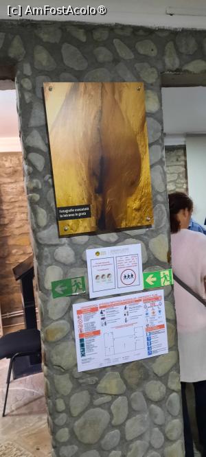[P05] Colți, Județul Buzău, Muzeul Chihlimbarului, Parter, Sala 1 „Grota de la Nucu-Bozioru”, Poza Intrării în grota-monument în care a fost Schitul Fundul Peșterii (Profiru) » foto by mprofeanu
 - 
<span class="allrVoted glyphicon glyphicon-heart hidden" id="av1413599"></span>
<a class="m-l-10 hidden" id="sv1413599" onclick="voting_Foto_DelVot(,1413599,5439)" role="button">șterge vot <span class="glyphicon glyphicon-remove"></span></a>
<a id="v91413599" class=" c-red"  onclick="voting_Foto_SetVot(1413599)" role="button"><span class="glyphicon glyphicon-heart-empty"></span> <b>LIKE</b> = Votează poza</a> <img class="hidden"  id="f1413599W9" src="/imagini/loader.gif" border="0" /><span class="AjErrMes hidden" id="e1413599ErM"></span>