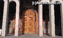 [P20] Uşa de la intrare în catedrala'Sf. Gheorghe'. Oraşul Nehoiu, jud. Buzău.  » foto by traian.leuca †
 - 
<span class="allrVoted glyphicon glyphicon-heart hidden" id="av419163"></span>
<a class="m-l-10 hidden" id="sv419163" onclick="voting_Foto_DelVot(,419163,5439)" role="button">șterge vot <span class="glyphicon glyphicon-remove"></span></a>
<a id="v9419163" class=" c-red"  onclick="voting_Foto_SetVot(419163)" role="button"><span class="glyphicon glyphicon-heart-empty"></span> <b>LIKE</b> = Votează poza</a> <img class="hidden"  id="f419163W9" src="/imagini/loader.gif" border="0" /><span class="AjErrMes hidden" id="e419163ErM"></span>