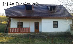 [P28] Casă din Ciuta. Suntem înnebuniți după casele cu prispă. În aceasta am intrat, ușa era deschisă dar nimeni înăuntru. Am fost și în pod, am admirat și am plecat.  » foto by Aurici
 - 
<span class="allrVoted glyphicon glyphicon-heart hidden" id="av709994"></span>
<a class="m-l-10 hidden" id="sv709994" onclick="voting_Foto_DelVot(,709994,5439)" role="button">șterge vot <span class="glyphicon glyphicon-remove"></span></a>
<a id="v9709994" class=" c-red"  onclick="voting_Foto_SetVot(709994)" role="button"><span class="glyphicon glyphicon-heart-empty"></span> <b>LIKE</b> = Votează poza</a> <img class="hidden"  id="f709994W9" src="/imagini/loader.gif" border="0" /><span class="AjErrMes hidden" id="e709994ErM"></span>