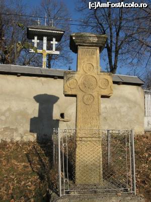 [P16] Veche cruce de piatră în ținutul Buzăului.  » foto by tata123 🔱
 - 
<span class="allrVoted glyphicon glyphicon-heart hidden" id="av702126"></span>
<a class="m-l-10 hidden" id="sv702126" onclick="voting_Foto_DelVot(,702126,5439)" role="button">șterge vot <span class="glyphicon glyphicon-remove"></span></a>
<a id="v9702126" class=" c-red"  onclick="voting_Foto_SetVot(702126)" role="button"><span class="glyphicon glyphicon-heart-empty"></span> <b>LIKE</b> = Votează poza</a> <img class="hidden"  id="f702126W9" src="/imagini/loader.gif" border="0" /><span class="AjErrMes hidden" id="e702126ErM"></span>
