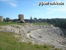 [P11] Vedere din Parcul Arheologic, in plan apropiat vestigiile Tearului grec - in zare cupola Sanctuarului » foto by mecut
 - 
<span class="allrVoted glyphicon glyphicon-heart hidden" id="av199185"></span>
<a class="m-l-10 hidden" id="sv199185" onclick="voting_Foto_DelVot(,199185,5466)" role="button">șterge vot <span class="glyphicon glyphicon-remove"></span></a>
<a id="v9199185" class=" c-red"  onclick="voting_Foto_SetVot(199185)" role="button"><span class="glyphicon glyphicon-heart-empty"></span> <b>LIKE</b> = Votează poza</a> <img class="hidden"  id="f199185W9" src="/imagini/loader.gif" border="0" /><span class="AjErrMes hidden" id="e199185ErM"></span>