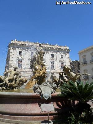 [P02] Fantana Aretusei un loc important si foarte vizitat al Insulei Ortigia » foto by amero
 - 
<span class="allrVoted glyphicon glyphicon-heart hidden" id="av665660"></span>
<a class="m-l-10 hidden" id="sv665660" onclick="voting_Foto_DelVot(,665660,5466)" role="button">șterge vot <span class="glyphicon glyphicon-remove"></span></a>
<a id="v9665660" class=" c-red"  onclick="voting_Foto_SetVot(665660)" role="button"><span class="glyphicon glyphicon-heart-empty"></span> <b>LIKE</b> = Votează poza</a> <img class="hidden"  id="f665660W9" src="/imagini/loader.gif" border="0" /><span class="AjErrMes hidden" id="e665660ErM"></span>