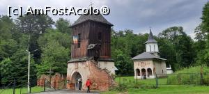 [P03] Țițești, Argeș, Mănăstirea Valea Mănăstirii, Curtea veche cu Clopotnița și Biserica » foto by mprofeanu
 - 
<span class="allrVoted glyphicon glyphicon-heart hidden" id="av1370920"></span>
<a class="m-l-10 hidden" id="sv1370920" onclick="voting_Foto_DelVot(,1370920,5499)" role="button">șterge vot <span class="glyphicon glyphicon-remove"></span></a>
<a id="v91370920" class=" c-red"  onclick="voting_Foto_SetVot(1370920)" role="button"><span class="glyphicon glyphicon-heart-empty"></span> <b>LIKE</b> = Votează poza</a> <img class="hidden"  id="f1370920W9" src="/imagini/loader.gif" border="0" /><span class="AjErrMes hidden" id="e1370920ErM"></span>