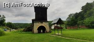 [P05] Țițești, Argeș, Mănăstirea Valea Mănăstirii, Cele două Clopotnițe, în plan îndepărtat clădirea Anexelor Mănăstirești » foto by mprofeanu
 - 
<span class="allrVoted glyphicon glyphicon-heart hidden" id="av1370922"></span>
<a class="m-l-10 hidden" id="sv1370922" onclick="voting_Foto_DelVot(,1370922,5499)" role="button">șterge vot <span class="glyphicon glyphicon-remove"></span></a>
<a id="v91370922" class=" c-red"  onclick="voting_Foto_SetVot(1370922)" role="button"><span class="glyphicon glyphicon-heart-empty"></span> <b>LIKE</b> = Votează poza</a> <img class="hidden"  id="f1370922W9" src="/imagini/loader.gif" border="0" /><span class="AjErrMes hidden" id="e1370922ErM"></span>