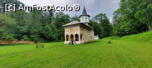 [P08] Țițești, Argeș, Mănăstirea Valea Mănăstirii, Biserica Sf.Treime și Zidul vechi al Mănăstirii » foto by mprofeanu
 - 
<span class="allrVoted glyphicon glyphicon-heart hidden" id="av1370925"></span>
<a class="m-l-10 hidden" id="sv1370925" onclick="voting_Foto_DelVot(,1370925,5499)" role="button">șterge vot <span class="glyphicon glyphicon-remove"></span></a>
<a id="v91370925" class=" c-red"  onclick="voting_Foto_SetVot(1370925)" role="button"><span class="glyphicon glyphicon-heart-empty"></span> <b>LIKE</b> = Votează poza</a> <img class="hidden"  id="f1370925W9" src="/imagini/loader.gif" border="0" /><span class="AjErrMes hidden" id="e1370925ErM"></span>