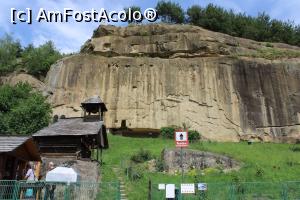 [P58] Mănăstirea Corbii de Piatră văzută de la poartă, sus pe stâncă se vede Crucea, se poate urca la ea prin partea stângă » foto by mprofeanu
 - 
<span class="allrVoted glyphicon glyphicon-heart hidden" id="av1166963"></span>
<a class="m-l-10 hidden" id="sv1166963" onclick="voting_Foto_DelVot(,1166963,5499)" role="button">șterge vot <span class="glyphicon glyphicon-remove"></span></a>
<a id="v91166963" class=" c-red"  onclick="voting_Foto_SetVot(1166963)" role="button"><span class="glyphicon glyphicon-heart-empty"></span> <b>LIKE</b> = Votează poza</a> <img class="hidden"  id="f1166963W9" src="/imagini/loader.gif" border="0" /><span class="AjErrMes hidden" id="e1166963ErM"></span>