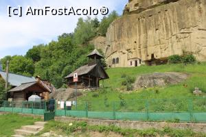 [P59] Mănăstirea Corbii de Piatră, Altarul dacic cu trepte, guri de preluare și canal de scurgere a sângelui victimelor este stânca încadrată de iarbă, Paraclisul cel din mijloc încă funcțional are aspect de mică biserică din lemn » foto by mprofeanu
 - 
<span class="allrVoted glyphicon glyphicon-heart hidden" id="av1166964"></span>
<a class="m-l-10 hidden" id="sv1166964" onclick="voting_Foto_DelVot(,1166964,5499)" role="button">șterge vot <span class="glyphicon glyphicon-remove"></span></a>
<a id="v91166964" class=" c-red"  onclick="voting_Foto_SetVot(1166964)" role="button"><span class="glyphicon glyphicon-heart-empty"></span> <b>LIKE</b> = Votează poza</a> <img class="hidden"  id="f1166964W9" src="/imagini/loader.gif" border="0" /><span class="AjErrMes hidden" id="e1166964ErM"></span>