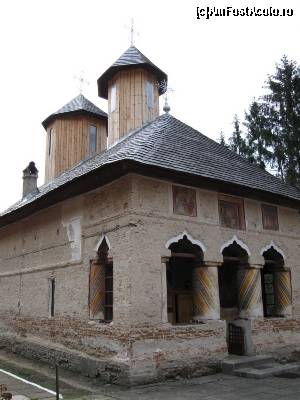 [P02] Biserica Mănăstirii Bascovele (în stânga observați fragment de frescă exterioară).  » foto by tata123 🔱
 - 
<span class="allrVoted glyphicon glyphicon-heart hidden" id="av652658"></span>
<a class="m-l-10 hidden" id="sv652658" onclick="voting_Foto_DelVot(,652658,5499)" role="button">șterge vot <span class="glyphicon glyphicon-remove"></span></a>
<a id="v9652658" class=" c-red"  onclick="voting_Foto_SetVot(652658)" role="button"><span class="glyphicon glyphicon-heart-empty"></span> <b>LIKE</b> = Votează poza</a> <img class="hidden"  id="f652658W9" src="/imagini/loader.gif" border="0" /><span class="AjErrMes hidden" id="e652658ErM"></span>