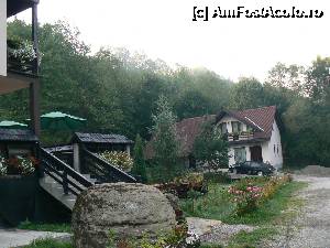 [P01] Curtea pensiunii' Mugur de fluier'., unde te simiti inconjurat de natura, unde uneori se'aude'linistea si unde proprietarii mai pot inca lucra pentru a fi chiar de nota 10. E minunat, dar se poate mai bine!  » foto by DOINITA
 - 
<span class="allrVoted glyphicon glyphicon-heart hidden" id="av356092"></span>
<a class="m-l-10 hidden" id="sv356092" onclick="voting_Foto_DelVot(,356092,5500)" role="button">șterge vot <span class="glyphicon glyphicon-remove"></span></a>
<a id="v9356092" class=" c-red"  onclick="voting_Foto_SetVot(356092)" role="button"><span class="glyphicon glyphicon-heart-empty"></span> <b>LIKE</b> = Votează poza</a> <img class="hidden"  id="f356092W9" src="/imagini/loader.gif" border="0" /><span class="AjErrMes hidden" id="e356092ErM"></span>