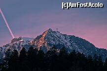 [P01] Crucea de pe Varful Caraiman - Crucea Eroilor Neamului este un monument construit între anii 1926-1928 pe Muntele Caraiman, la altitudinea de 2291 m, pentru a cinsti memoria eroilor neamului căzuți în Primul Război Mondial.Este situată în șaua masivului Caraiman, chiar pe marginea abruptului către Valea Seacă, fiind unică în Europa atât prin altitudinea amplasării, cât și prin dimensiuni: crucea propriu-zisă are o înălțime de 28 m și două brațe de câte 7 m fiecare.   Crucea este executată din profile de oțel, fiind montată pe un soclu din beton armat placat cu piatră, înalt de 7,5 m, iar în interiorul acestuia se află o încăpere care a adăpostit inițial generatorul de energie electrică ce alimenta cele 120 de becuri de 500 W de pe conturul Crucii.Proiectul ansamblului a fost realizat de către arhitecții români Georges Cristinel și Constantin Procopiu. Construcția monumentului a început în anul 1926 și s-a finalizat în august 1928. Regina Maria a urmărit îndeaproape execuția până la finalizarea ei. Inaugurarea și sfințirea monumentului au avut loc pe data de 14 septembrie 1928, de Ziua Sfintei Cruci. » foto by adybyt
 - 
<span class="allrVoted glyphicon glyphicon-heart hidden" id="av195886"></span>
<a class="m-l-10 hidden" id="sv195886" onclick="voting_Foto_DelVot(,195886,5504)" role="button">șterge vot <span class="glyphicon glyphicon-remove"></span></a>
<a id="v9195886" class=" c-red"  onclick="voting_Foto_SetVot(195886)" role="button"><span class="glyphicon glyphicon-heart-empty"></span> <b>LIKE</b> = Votează poza</a> <img class="hidden"  id="f195886W9" src="/imagini/loader.gif" border="0" /><span class="AjErrMes hidden" id="e195886ErM"></span>