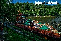 [P19] Sovata - Statiunea formata in jurul celui mai mare lac heliotermic din lume - Lacul Ursu- este unic in Europa. Formandu-se in anul 1875, in urma unor alunecari de teren, lacul are o adancime de 17,5 m. Prin 1900 temperatura lacului a atins valoarea de 71 C, iar, dupa ce lacul a fost deschis oficial pentru public, datorita numarului mare de turisti nu a mai atins aceasta valoare.  Lacul Ursu isi primeste in fiecare an miile de turisti care vin atat pentru relaxare cat si pentru vindecarea anumitor boli ginecologice, reumatismale, endocrine, metabolice, neurologice. Efectul heliotermic se datoreaza efectului de sera produs de apa dulce ce curge la suprafata lacului, cu apa sarata concentrata. Vara, temperatura apei variază în funcţie de acumularea căldurii solare în apa sărată, apa caldă fiind protejată de un strat de apă proaspată provenită din râuleţe, care nu se amestecă cu apă sarată, ci se menţine la suprafată, acţionînd ca un izolator termic.Acest lucru face ca vara temperatura Lacului Ursu (18,4 m adâncime), cel mai mare lac heliotermal, să varieze între 10-20°C la suprafaţă, 30-40°C la adâncimea de 1 m şi 40-60°C la adâncimea de 1,5 m. » foto by adybyt
 - 
<span class="allrVoted glyphicon glyphicon-heart hidden" id="av194875"></span>
<a class="m-l-10 hidden" id="sv194875" onclick="voting_Foto_DelVot(,194875,5504)" role="button">șterge vot <span class="glyphicon glyphicon-remove"></span></a>
<a id="v9194875" class=" c-red"  onclick="voting_Foto_SetVot(194875)" role="button"><span class="glyphicon glyphicon-heart-empty"></span> <b>LIKE</b> = Votează poza</a> <img class="hidden"  id="f194875W9" src="/imagini/loader.gif" border="0" /><span class="AjErrMes hidden" id="e194875ErM"></span>