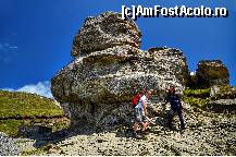 [P15] Formatiunea Babele din Muntii Bucegi reprezinta un monument al naturii, care intriga ‎prin forma sa inedita. Ciudatele siluete au starnit mai multe teorii si legende, si au fost ‎supranumite Altarele ciclopice din Caraiman. Se mentioneaza ca cele doua stanci aflate la ‎o altitudine de 2.206 metri, in apropierea Sfinxului, s-au format prin eroziunea vantului si ‎precipitatiilor asupra stratelor geologice diferite din care sunt formate. In imediata ‎apropiere se afla Cabana Babele, care functioneaza pe tot parcursul anului si care are 108 ‎locuri de cazare.Pe Platoul Bucegi se pot vedea si alte forme geologice inedite: ‎Sfinxul,Spanul, Grupul Batranilor, Hermes, Zalmoxe, Altarul, Lespezi, Porumbelul si ‎Sfinxul din Piatra Arsa.La Babele din Bucegi se poate ajunge cu telecabina din Busteni, ‎sau pe jos.‎ » foto by adybyt
 - 
<span class="allrVoted glyphicon glyphicon-heart hidden" id="av298651"></span>
<a class="m-l-10 hidden" id="sv298651" onclick="voting_Foto_DelVot(,298651,5504)" role="button">șterge vot <span class="glyphicon glyphicon-remove"></span></a>
<a id="v9298651" class=" c-red"  onclick="voting_Foto_SetVot(298651)" role="button"><span class="glyphicon glyphicon-heart-empty"></span> <b>LIKE</b> = Votează poza</a> <img class="hidden"  id="f298651W9" src="/imagini/loader.gif" border="0" /><span class="AjErrMes hidden" id="e298651ErM"></span>