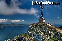 [P18] Maretia unui element ce nu apartine naturii: la numai doi metri de marginea prapastiilor, pe varful Caraiman, se afla Crucea Eroilor ,o lucrare metalica monumentala, ridicata intre anii 1926 si 1928 in memoria eroilor ceferisti cazuti la datorie, in timpul primului razboi mondial. Lucrarea a fost executata de Directia de Poduri, sectiile L5 si L1 Poduri din Sinaia, dupa proiectele inginerilor Teofil Revici si Alfred Pilder din cadrul directiei si a fost condusa de ing. Victor Bruckner. Asezata la o altitudine de 2.291 m, crucea are o inaltime de 28 m, cu doua brate a cate sapte metri fiecare, si este montata pe un soclu inalt de 7,5 m, din beton armat imbracat in piatra. Acesta, la randul lui, adaposteste in interior un generator electric care alimenteaza cele 120 de becuri, de cate 500 W fiecare. Privind acest impunator monument, nu poti sa nu te intrebi cum a fost realizat, ce mijloace s-au utilizat, cum au fost asigurate materialele necesare! Sculele, lemnul, piesele metalice componente si restul materialelor necesare au fost transportate cu trenul in “regie”, pana la statia Busteni. De aici, o parte a fost carata de care cu boi pe ruta Busteni – Sinaia – Vf. Paduchiosul – Vf. Dichiu – Platoul Bucegi – Vf. Caraiman, iar restul, cu funicularul Fabricii de Hartie Busteni (a Fratilor Schiel). Piesele, ancorate pe funicularul din statia Fabricii de Hartie, s-au transportat pe Valea Jepilor pana in Cantonul Schiel – pe Platoul Bucegi, de unde au fost duse cu caii pana la Caraiman. Toate aceste operatiuni s-au desfasurat sub coordonarea dirigintelui de santier Nicu Stanescu, angajat de Directia de Poduri Bucuresti. Inaugurarea lucrarii a avut loc la 14 septembrie 1928, de Ziua Sfintei Cruci – ziua Eroilor Neamului. A fost pentru intaia oara cand locuitorii Vaii Prahovei Superioare au privit Crucea Eroilor iluminata pe timpul noptii. De atunci, fiecare locuitor sau trecator prin acea zona putea zari, in zilele de sarbatoare, acolo sus, aproape de astri, acel monument luminat, faurit pentru a fi admirat. A fost impresionant nu doar pentru oamenii locului, ci si pentru toti cei ce calatoreau noaptea pe Valea Prahovei, si chiar pentru pilotii curselor aeriene ce traversau Bucegii. » foto by adybyt
 - 
<span class="allrVoted glyphicon glyphicon-heart hidden" id="av298654"></span>
<a class="m-l-10 hidden" id="sv298654" onclick="voting_Foto_DelVot(,298654,5504)" role="button">șterge vot <span class="glyphicon glyphicon-remove"></span></a>
<a id="v9298654" class=" c-red"  onclick="voting_Foto_SetVot(298654)" role="button"><span class="glyphicon glyphicon-heart-empty"></span> <b>LIKE</b> = Votează poza</a> <img class="hidden"  id="f298654W9" src="/imagini/loader.gif" border="0" /><span class="AjErrMes hidden" id="e298654ErM"></span>