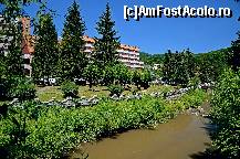 [P37] Statiunea Baile Olanesti se afla in partea central-sudica a tarii, in judetul Valcea, pe Valea Oltului, de o parte si cealalta a Paraului Olanesti. Este situata la o distanta de 18 km de orasul Ramnicu Valcea si la o altitudine de 475 m, la poalele Muntilor Capatanii. Statiunea se numara printre rarele localitati din Romania care imbina in mod armonios doi factori naturali, factorul hidromineral format din apele minerale, si factorul climatic si topoclimatic local. Dintre statiunile balneoclimaterice din tara noastra, primul loc este ocupat de Baile Olanesti, datorita numarului mare de izvoare, debitului total zilnic al acestora, dar si varietatii elementelor din compozitia si concentratia apelor minerale. Apele din statiune sunt impartite pe mai multe categorii : clorurate, bromurate, sulfuroase,magneziene, slab iodurate, oligominerale, calcice, hipertone, izotone, hipotone si se folosesc in cure interne pentru tratarea multor afectiuni. Majoritatea turistilor care aleg Statiunea Olanesti sunt interesati de izvoarele binefacatoare pentru multiple afectiuni. In tot parcursul anului, indiferent de anotimp, statiunea este plina de turisti de toate varstele si de toate nationalitatile. Trebuie mentionat ca in anul 1873 la Expozitia Internationala de la Viena, apele minerale de la Olanesti au obtinut medalia de aur, lucru ce a determinat o crestere impresionanta a numarului de turisti.Statiunea Olanesti nu este cunoscuta numai pentru tratamentele terapeutice benefice, ci si pentru frumusetea peisajului si a obiectivelor turistice din zona. Pentru a ajunge la izvoare, turistii fac o plimbare relaxanta pe o alee inconjurata de paduri si parcuri, o plimbare ce oxigeneaza mintea si sufletul cu un aer curat de munte.Odata ajunsi in Statiunea Olanesti turistii pot vizita numeroase manastiri (judetul Valcea fiind judetul cu cele mai multe manastiri din Romania), rezervatii naturale, pesteri si se pot plimba in voie prin imprejurimile statiunii, parcurgand diverse trasee prin natura. » foto by adybyt
 - 
<span class="allrVoted glyphicon glyphicon-heart hidden" id="av299393"></span>
<a class="m-l-10 hidden" id="sv299393" onclick="voting_Foto_DelVot(,299393,5504)" role="button">șterge vot <span class="glyphicon glyphicon-remove"></span></a>
<a id="v9299393" class=" c-red"  onclick="voting_Foto_SetVot(299393)" role="button"><span class="glyphicon glyphicon-heart-empty"></span> <b>LIKE</b> = Votează poza</a> <img class="hidden"  id="f299393W9" src="/imagini/loader.gif" border="0" /><span class="AjErrMes hidden" id="e299393ErM"></span>